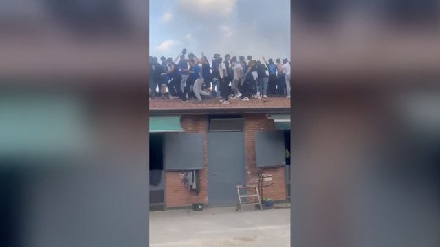 Milano, festa scudetto: giovani tifosi interisti salgono sui tetti delle scuderie a San Siro