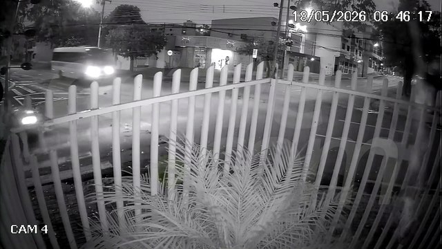 Vídeo: carro fura preferencial e causa acidente com ônibus escolar
