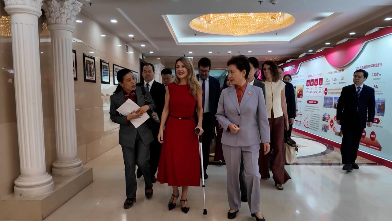 Yolanda Díaz llega a China en muletas y cojeando