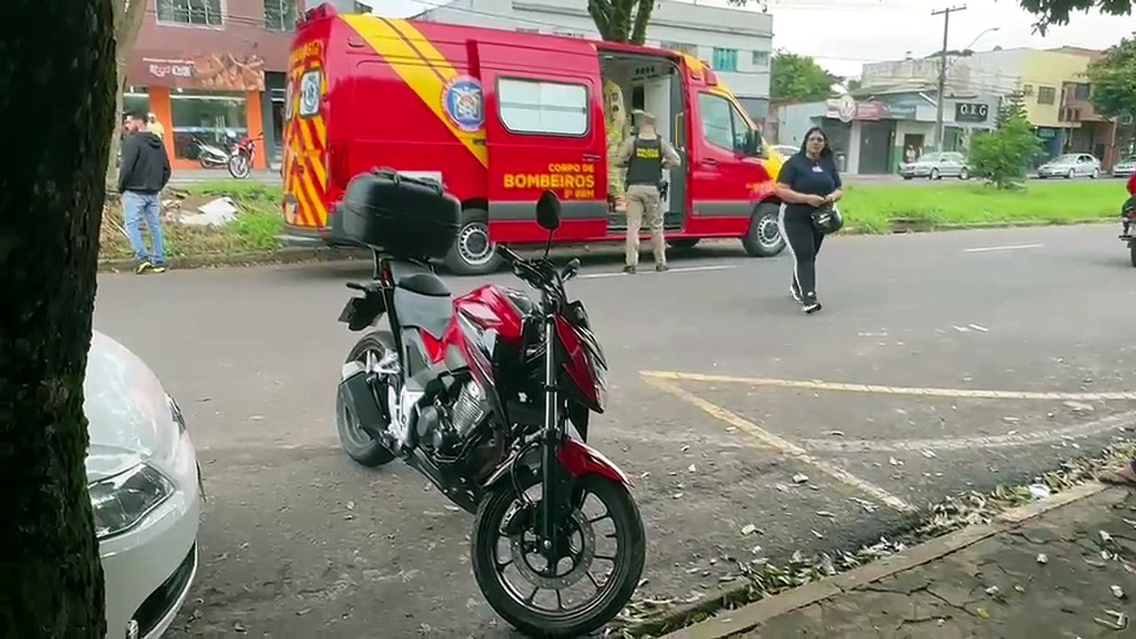 Motociclista se fere ao cair em bueiro após colisão com picape em Umuarama