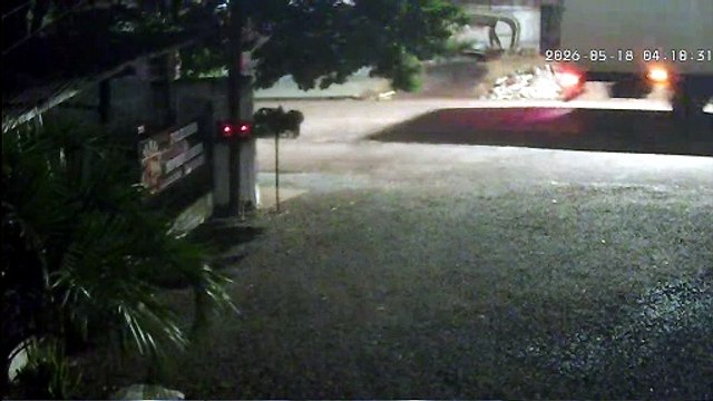 Câmera capta momento que caminhão enrosca em fios e derruba Poste