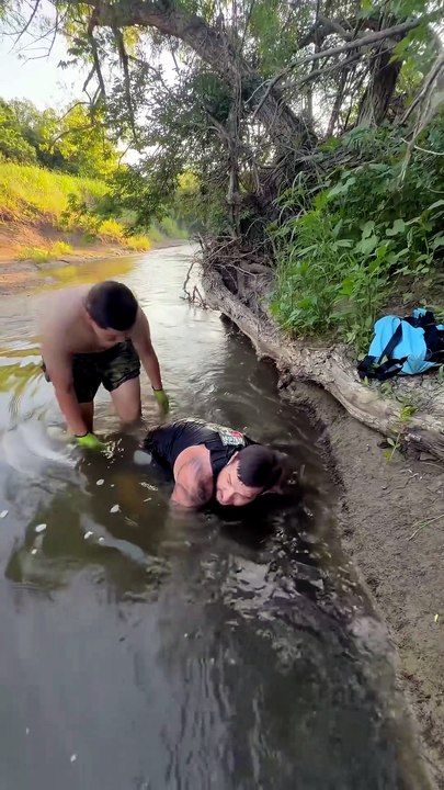 Il pêche un silure à mains nues #noodling