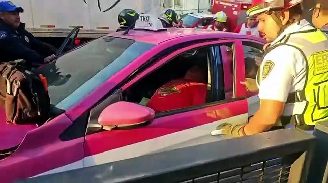Taxi se impacta contra unidad del Metrobús en la colonia Hipódromo