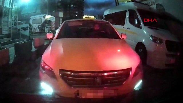 Taksiciler, uygulamayla yolcu taşıyan sürücü ve kadın yolcuya korku dolu anlar yaşattı