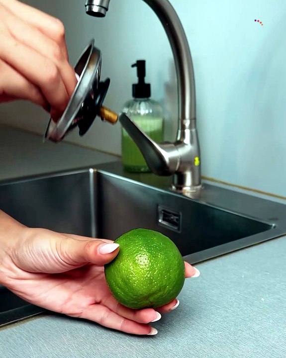Freshen your sink with this lemon trick🍋