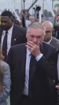 Ancelotti le planta un beso a su mujer en la llegada para dar la lista