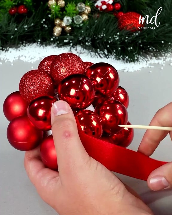 Bring a touch of festive spirit to your living space with effortless Christmas crafting! 🎄❄️