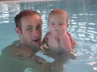 Arsène et Pierro, première séance de bébé nageur