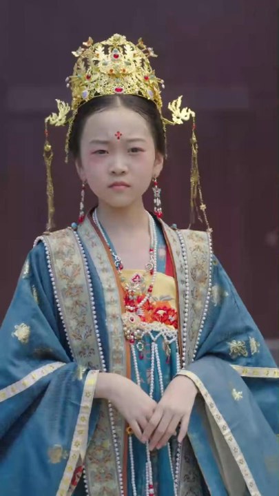 穿越成幼態小太后開局就被當成軟柿子 反手用讀心術打得妃
