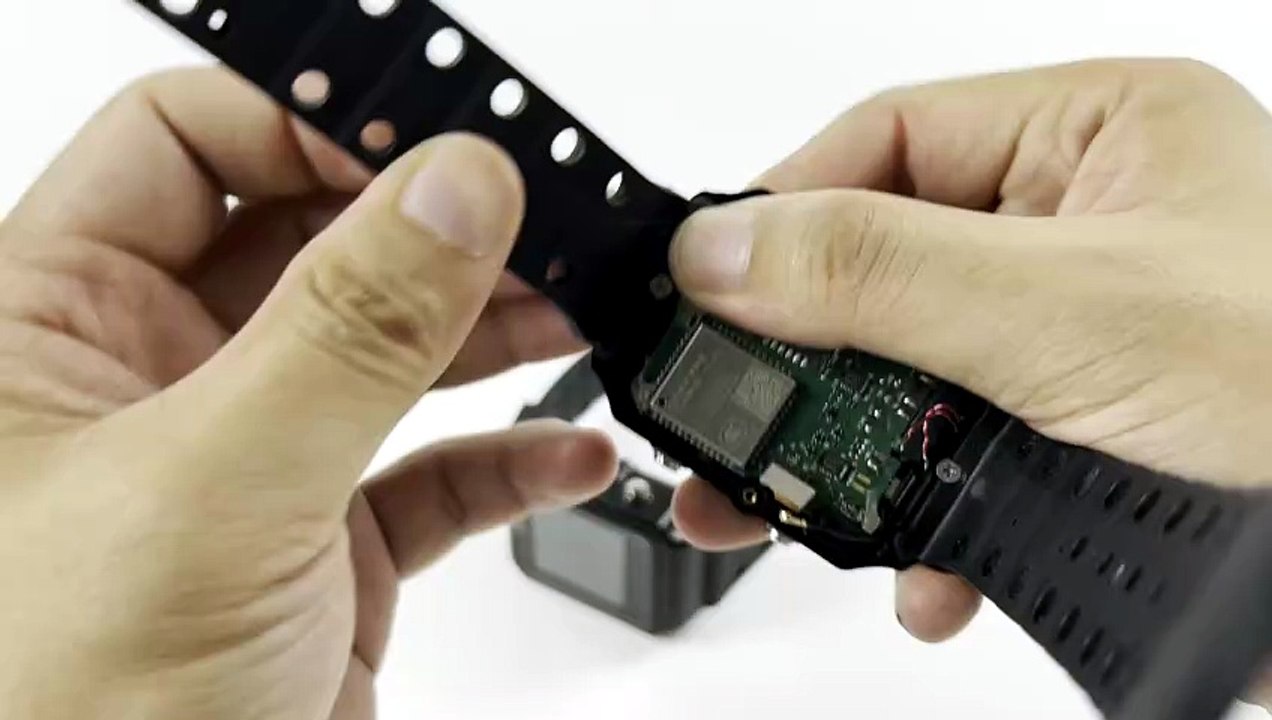 How does the 4G Non Removable Tracking Bracelet...