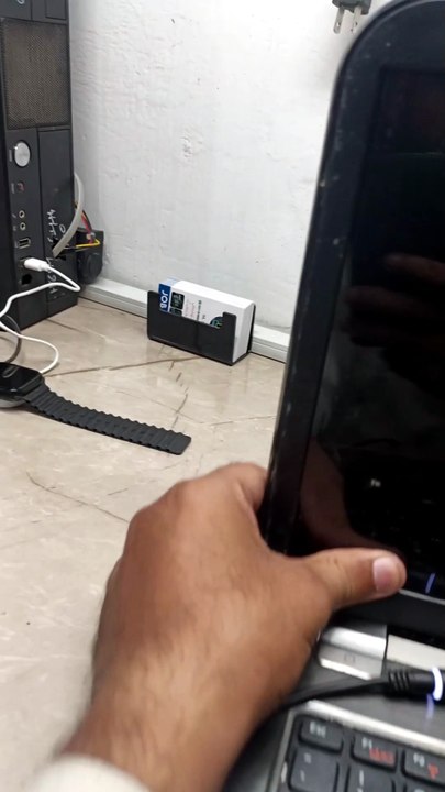 dell 5520 charger light goes off when plugged in to the laptop