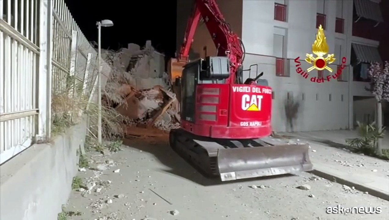 A Napoli crolla nella notte la "Vela rossa" di Scampia, nessun ferito