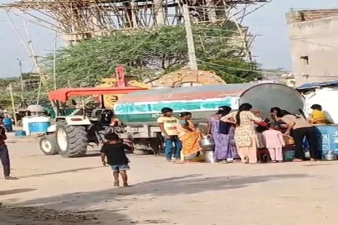 सात दिन में एक बार मिलता है पानी, टैंकर से हो रही सप्लाई