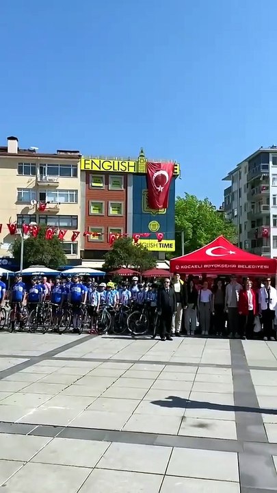 İzmit’te 19 Mayıs coşkusu! Ata’ya çelenk sunuldu
