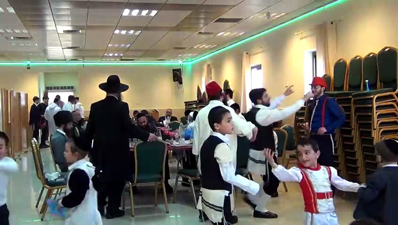 מסיבת פורים התש"פ במוסדות "אור-יצחק" רחובות ת"ו. בראשות כבוד הרה"ג הרב יצחק חלימי שליט"א.