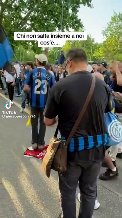 Gli sfottò ci stanno, ma la maglia del Milan non si calpesta!