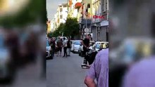 Eli kılıçlı kadın sokak ortasında dehşet saçtı! Polis etkisiz hale getirdi