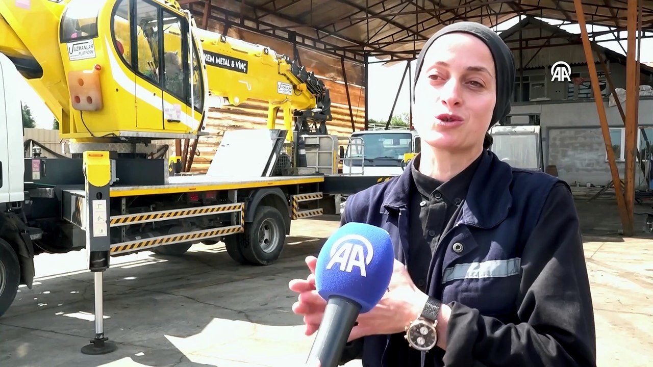 Çalışkanlığıyla erkeklere taş çıkarıyor... Hamide azmi ile vinç operatörü oldu