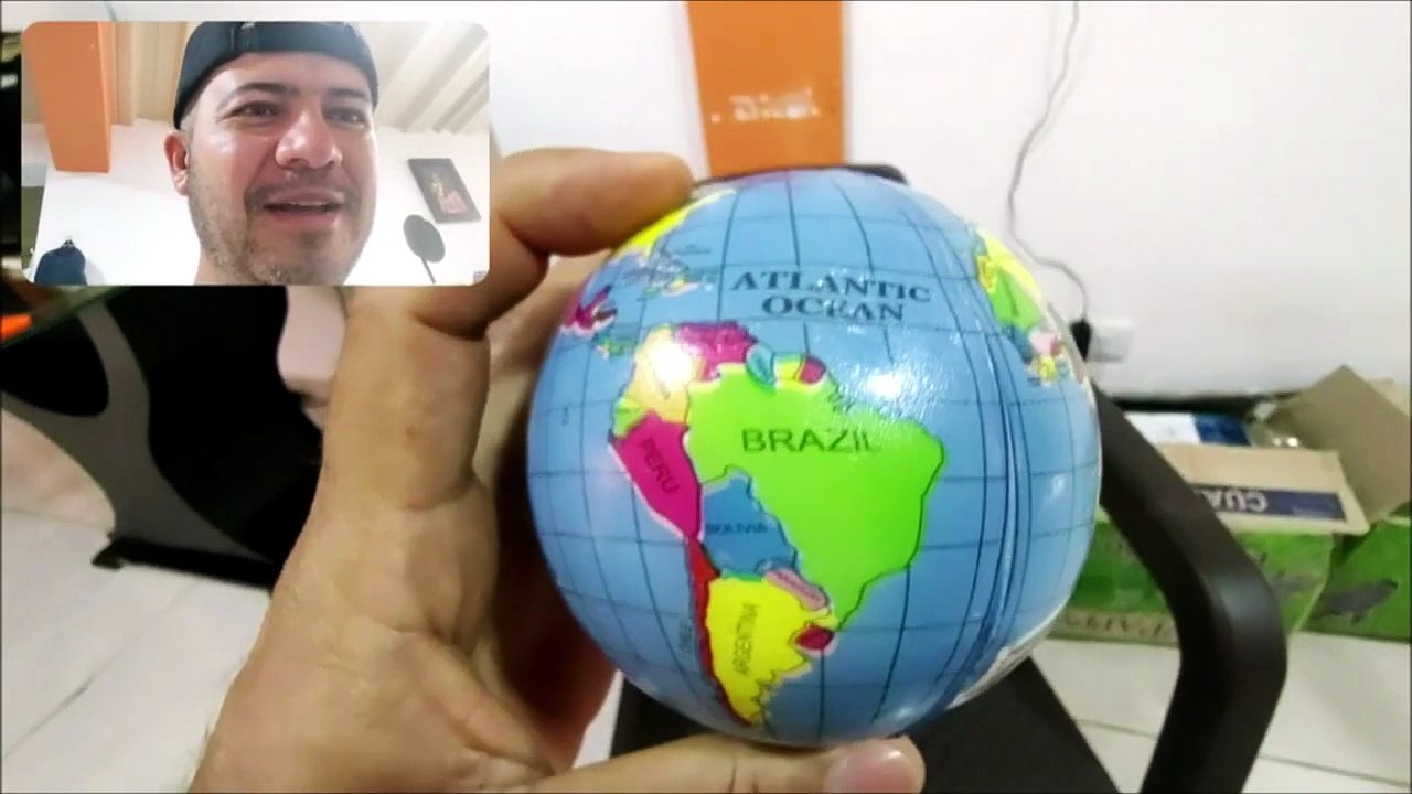 Un amigo nos envía una caja llena de regalos para la escuela