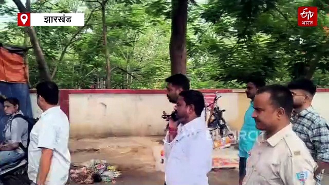सफाई कर्मचारियों के कार्य बहिष्कार से शहर में गंदगी का अंबार, आश्वासन के बाद शुरू हो रही साफ-सफाई