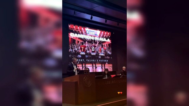 Cori e standing ovation: l'accoglienza da brividi per Totti all'Università di Bari