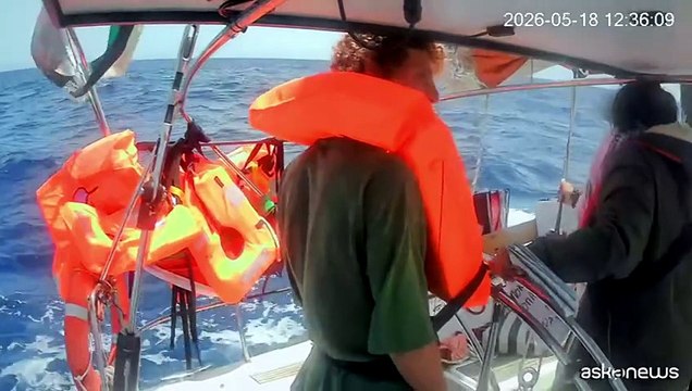 Flotilla, 10 imbarcazioni verso Gaza. Ci danno la caccia