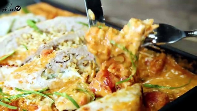 طريقة عمل الدجاج المحشي بالجبنة و صلصة الطماطم