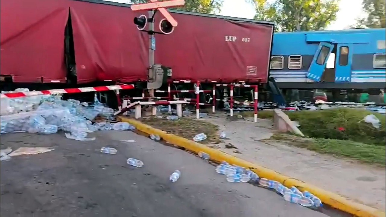 Una formación del tren San Martín embistió a un camión en Pilar