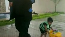 🎥👦 Un imitador de Juan Gabriel tuvo un accidente durante una presentación en una fiesta familiar al pisar sin querer a un niño que jugaba detrás de él, provocando que el menor llorara. El momento se volvió viral.