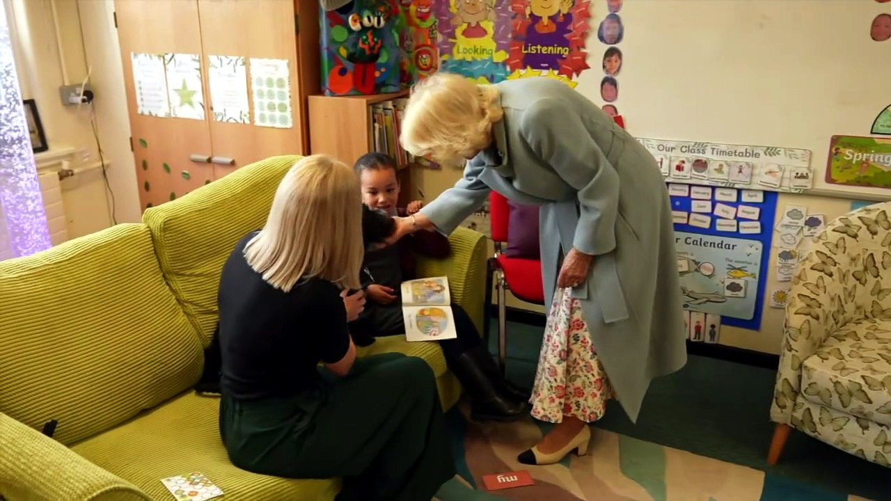 Queen meets Tilly the therapy dog