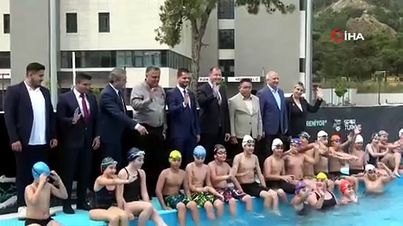 Bakan Aşkın’dan Marmarisli genç yüzücülere 19 Mayıs hediyesi