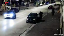 Rapinano un commerciante, un arresto in flagranza: il video