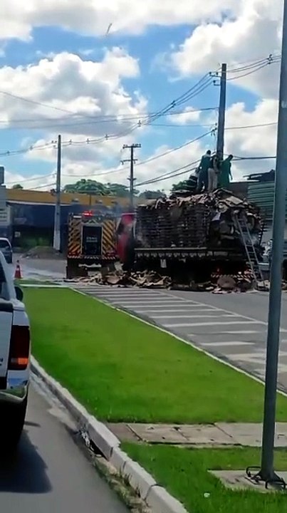 Caminhão carregado de papelão tem princípio de incêndio no Tabuleiro do Martins