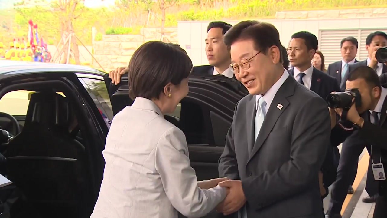 이 대통령, 다카이치 호텔 입구서 직접 영접..."어젯밤부터 기다려" / YTN
