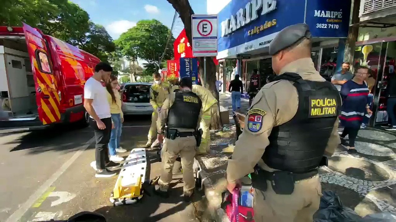 Acidente entre carro e moto deixa mulher ferida no Centro de Umuarama