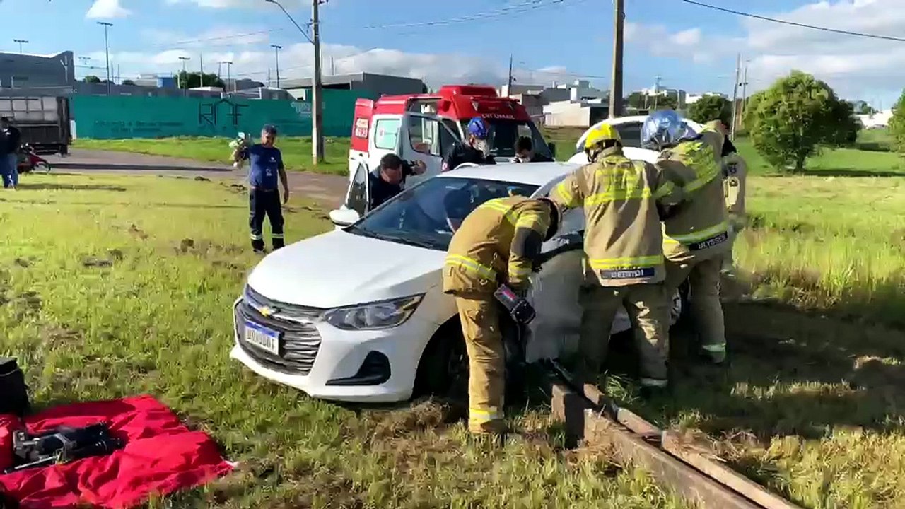 Colisão entre carro e caminhão na Estrada Bonfim, em Umuarama