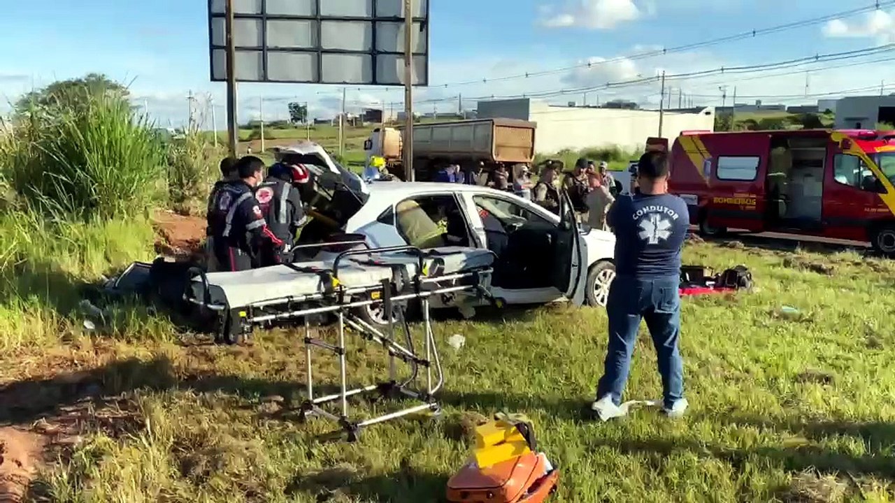 Momento da retirada das vítimas de acidente envovendo carro e caminhão na Estrada Bonfim, em Umuarama