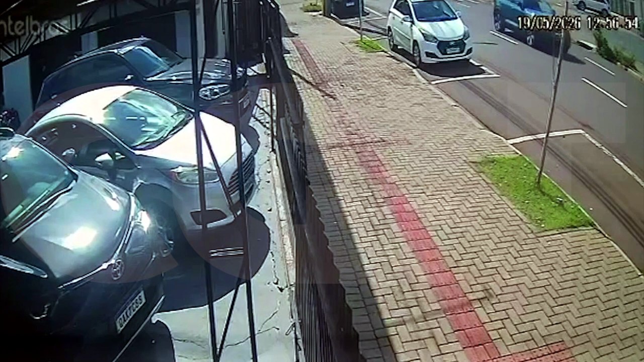 Vídeo mostra motorista embriagado batendo contra HB20 estacionado na Avenida Carlos Gomes
