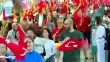 İzmit'te 19 Mayıs coşkusu gecenin karanlığını aydınlattı: Kültür Tepesi'nden Milli İrade Meydanı'na fener alayı