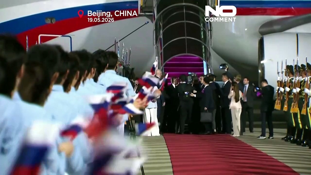 Junge Chinesinnen und Chinesen empfangen Putin bei Ankunft in Peking