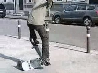 benji qui fait un ollie au dessus dune planche