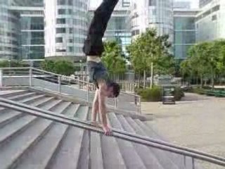 equi sur rampe d'escalier de LyrYKen