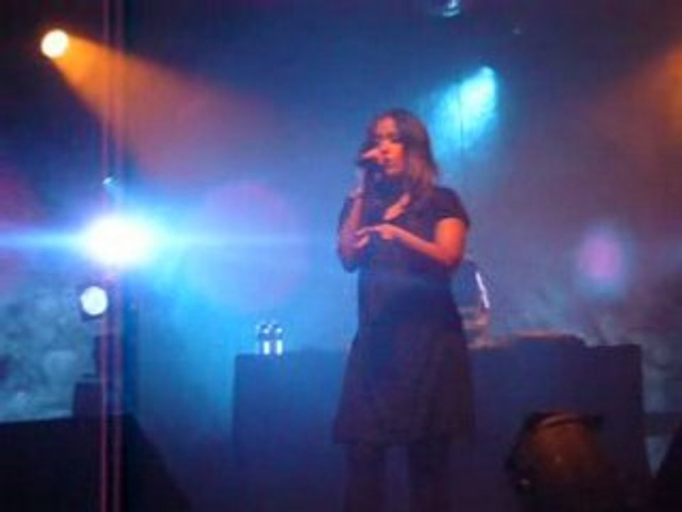 Amel Bent désolée