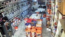 Depremde müşterisi çıktı, o yerinden kalkmadı: O anlar kamerada