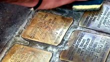 Shoah, Kompatscher lucida le pietre d'inciampo che ricordano lo sterminio della famiglia Carpi