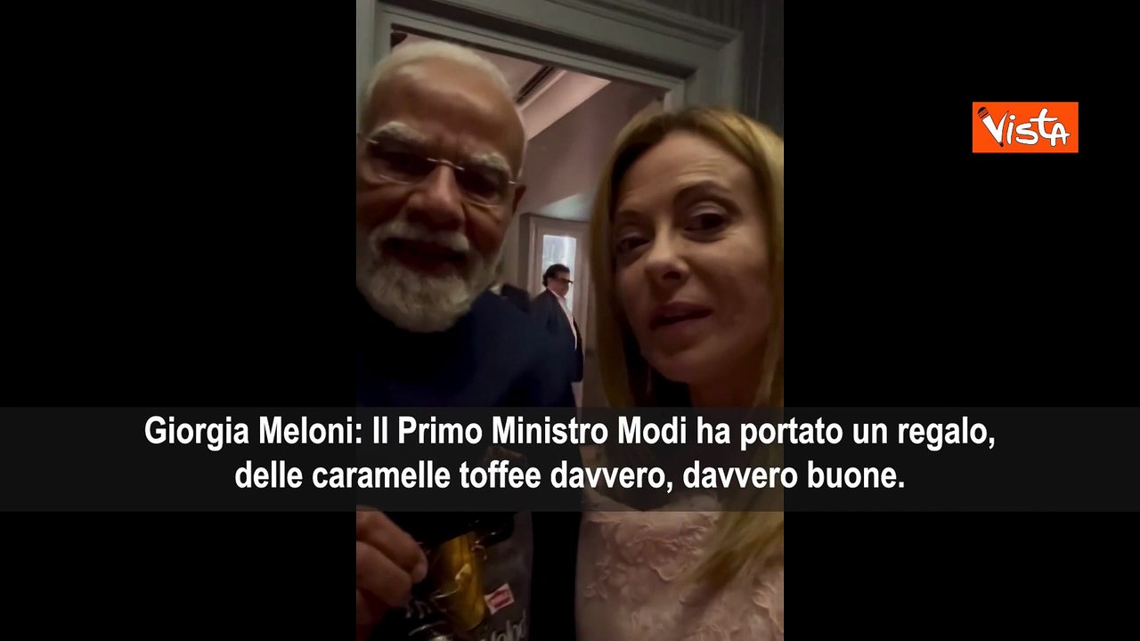Il Primo ministro Modi regala le caramelle Melody a Meloni al suo arrivo a Roma