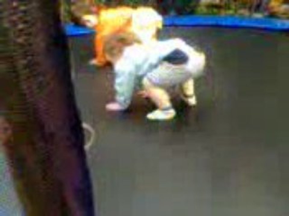 Owen et Noémie sur le trampoling