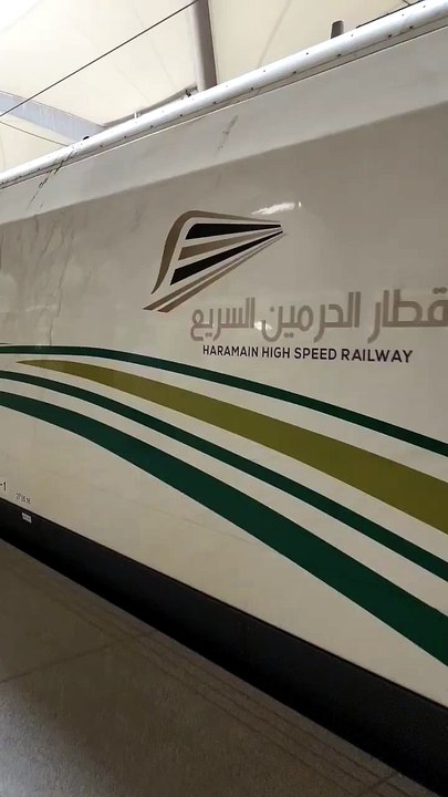 رجل يسافر داخل قطار الحرمين السريع في عربة قطار حديثة بالمملكة العربية السعودية.
