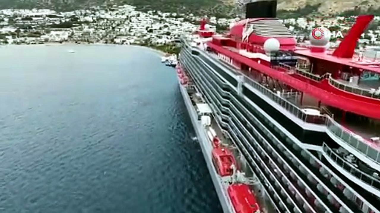 Dev kruvaziyer gemiler, 2 bin 636 turistle Bodrum’a geldi