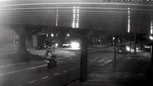 Motociclista bate em carro, é arremessado contra árvore e morre